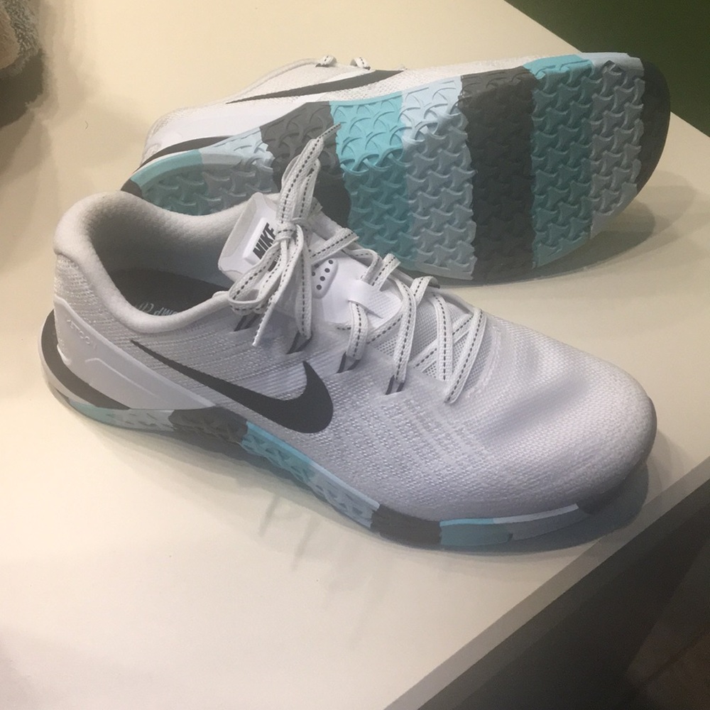 Size 8.5 Nike metcon training shoes like new.